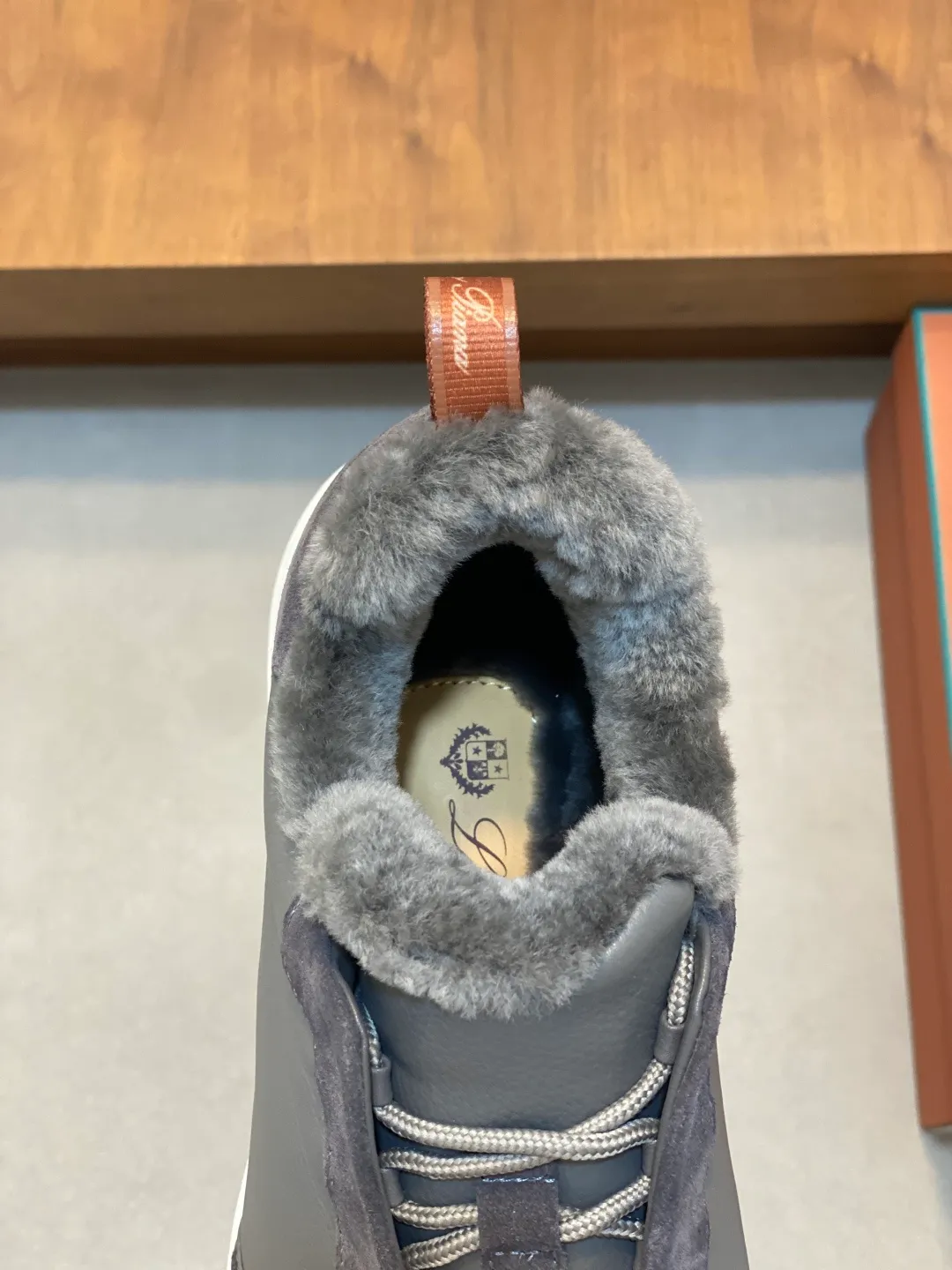 Men's shoes 💰840 Winter LoroPiana WeekendWalk men's wool warm sneakers! Specially designed wool warm shoes for men! This WeekEndWalkEvo casual shoe reinterprets the WeekEnd casual shoe with a design that combines the characteristics of running shoes and walking shoes. An improved version of the classic shoe style in the autumn/winter series, the shoe body is made of fleece cotton blend with a slight elasticity to ensure that the upper part of the shoe is covered and fitted. The narrow silhouette in the middle and the warmth of the integrated fur lining make the shoes comfortable and practical to wear. The shoe details, combined with the lightweight rubber sole with ridged edges, add a sporty feel to the shoe. Kummel rubber sole with stitching and ultra-light technical material sole: This design structure helps distribute weight properly and improve shock absorption. Raised edges on the sole ensure traction and stability during walking. Body: 97% cotton, 3% spandex lining. Wool sole rubber! Size: 39/40/41/42/43/44 (45.46 customized) standard leather shoe size original box package